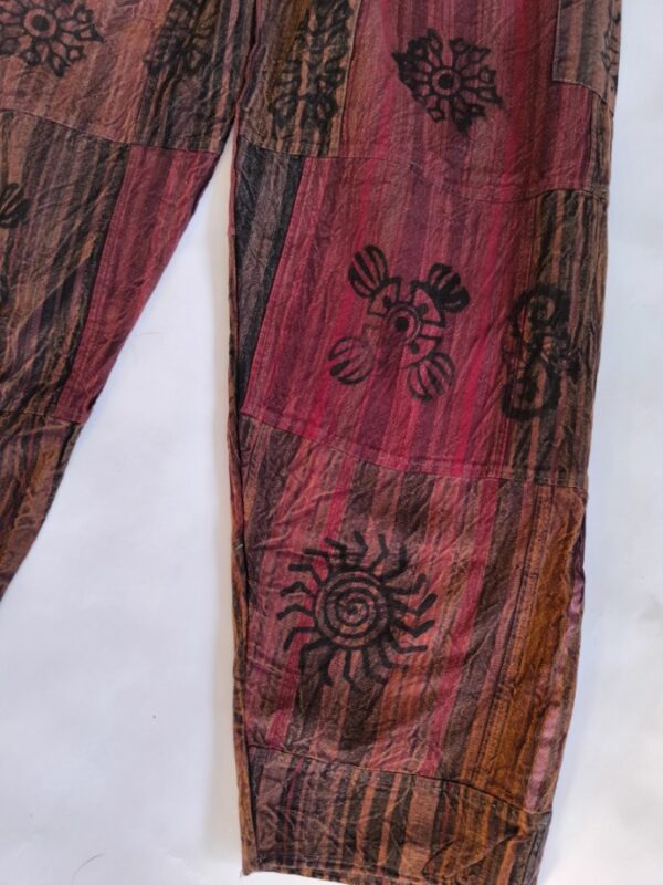 Burgundi patchwork uniszex nadrág - Image 8