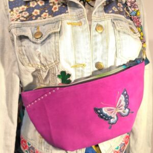 Lila-sötétkék pillangós bőr testáska